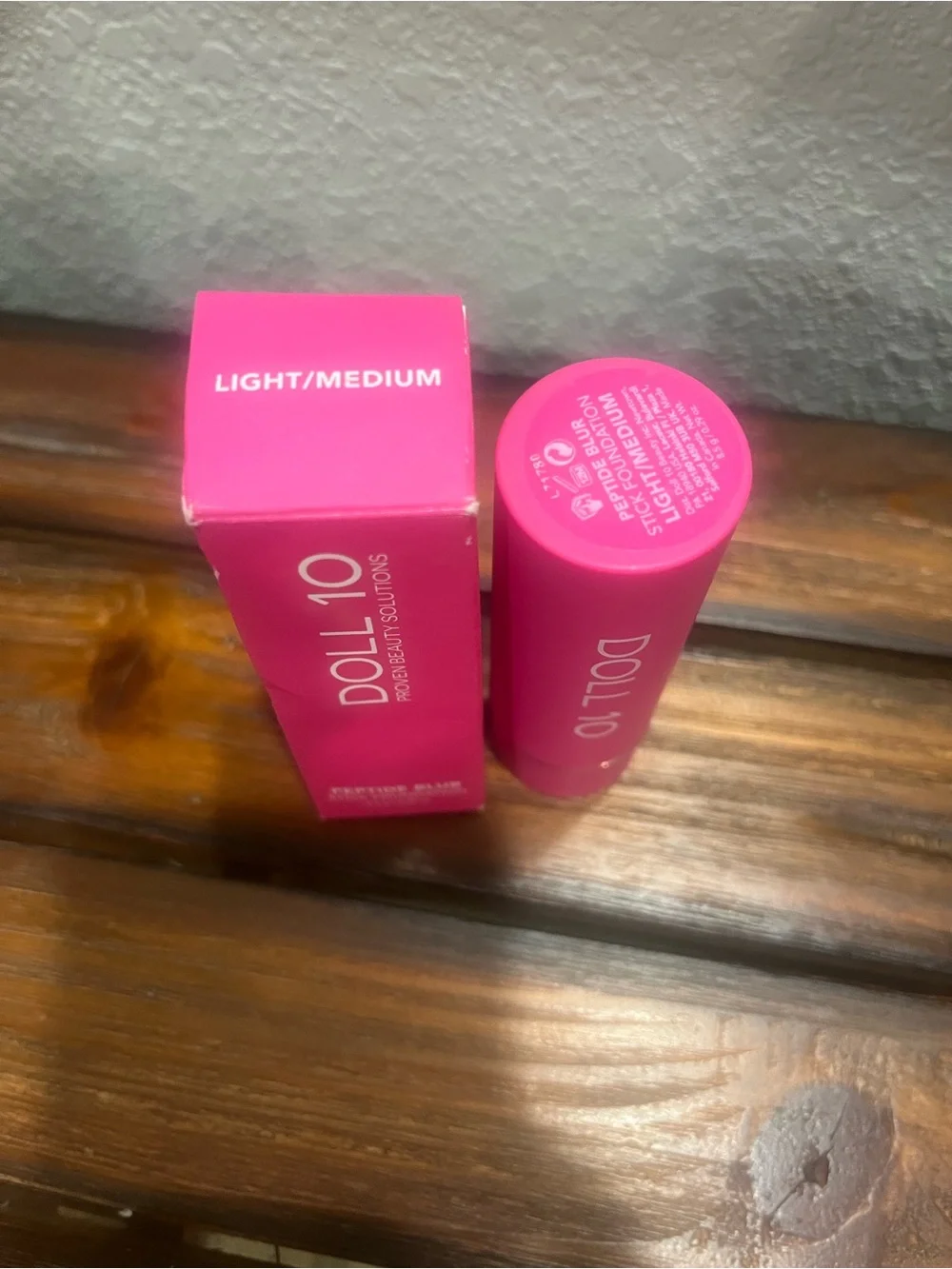 Doll 10 Peptide Blur Stick Foundation - light/medium